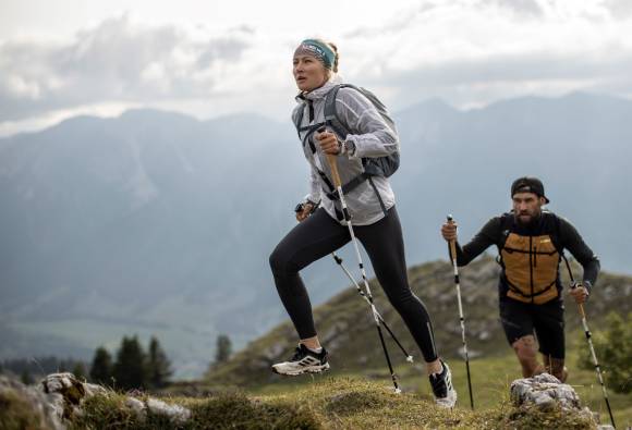 Sportler beim Trailrunning mit Leki Stöcken  
