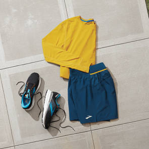 Running-Outfit, Shirt-gelb, Short-blau Schuhe,