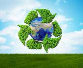 gemalte Erde mit grünen Recycling-Pfeilen 