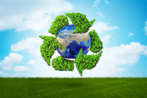 gemalte Erde mit grünen Recycling-Pfeilen  