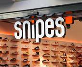 Snipes-Store mit Sneakern im Hintergrund