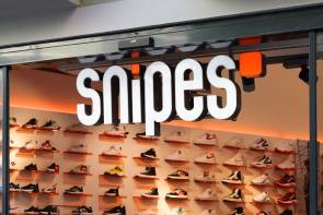 Snipes-Store mit Sneakern im Hintergrund 