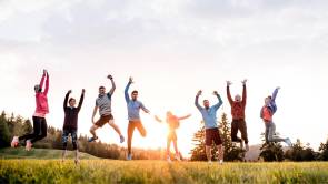 viele Leute machen Sport im Freien 