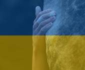 Hand beim Klettern mit Ukraine-Flagge