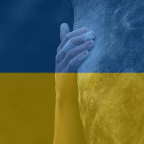 Hand beim Klettern mit Ukraine-Flagge 
