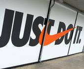 Nike Swoosh mit Schriftzug Just do it