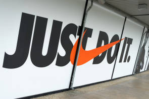 Nike Swoosh mit Schriftzug Just do it 