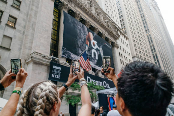 Plakat von On Running an der New Yorker Börse 