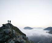 Menschen auf einem Berggipfel auf Inseln im Meer