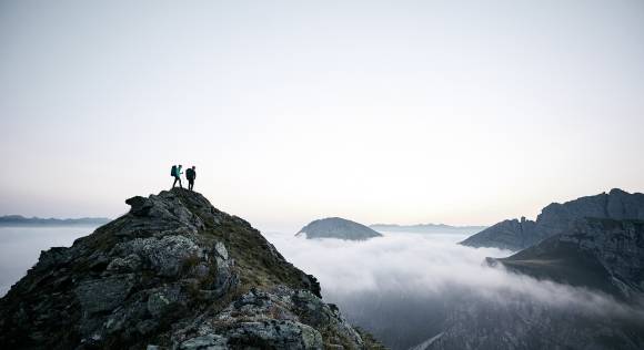 Menschen auf einem Berggipfel auf Inseln im Meer 