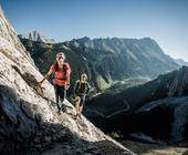 Menschen klettern im Gebirge