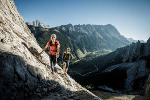 Menschen klettern im Gebirge 