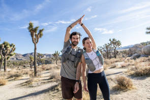 Mann und Frau in der Wüste mit Laufwesten 