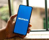 Smartphone mit Decathlon-Logo auf dem Display