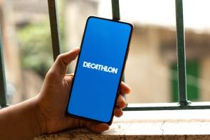 Smartphone mit Decathlon-Logo auf dem Display 