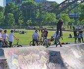 Jugendliche im Skaterpark