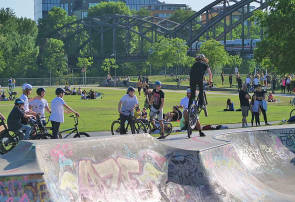 Jugendliche im Skaterpark 