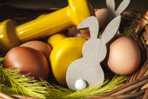 Osterkorb mit Eiern und Hanteln 
