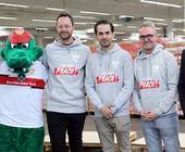 Mitglieder des VfB Suttgart mit Jako-Sweatshirts