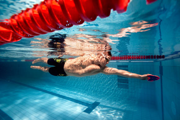 Schwimmer im Becken 