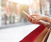 Person beim Shopping mit Smartphone