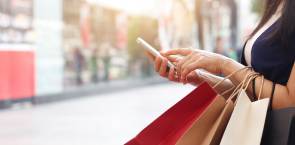 Person beim Shopping mit Smartphone 