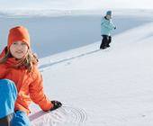 zwei Kinder im Schnee