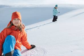 zwei Kinder im Schnee 