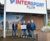 fünf Männer stehen vor Intersport-Geschäft