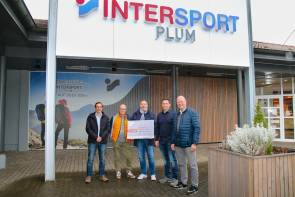 fünf Männer stehen vor Intersport-Geschäft 