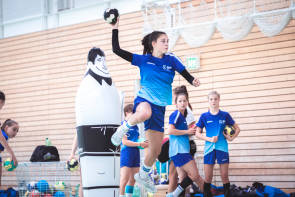 Handballspielerin im Sprung 