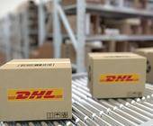 DHL Pakete auf Förderband