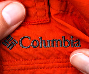 Roter Stoff mit Aufdruck Columbia und Logo