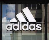Adidas-Logo auf Gebäude