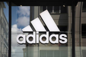 Adidas-Logo auf Gebäude 