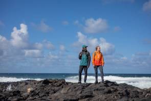 zwei Menschen am Meer mit Outdoor-Kleidung 