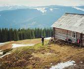 Frau vor Berghütte