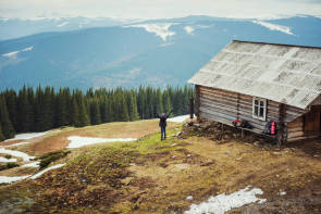 Frau vor Berghütte 