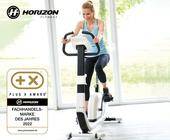 Frau sitzt auf Hometrainer