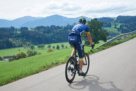 Mann auf Fahrrad in Naturkulisse 