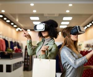 zwei Shopperinnen mit VR-Brillen