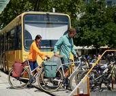 Zwei Fahrradfahrer vor Tram