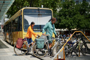 Zwei Fahrradfahrer vor Tram 