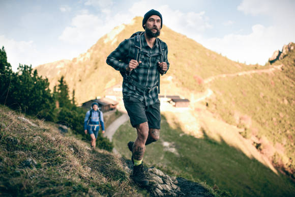 Zwei Wanderer in den Bergen 