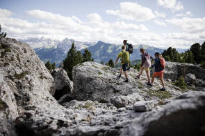 Menschen beim Wandern im alpinen Gelände 