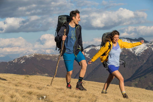 Zwei Wanderer auf Wiese 