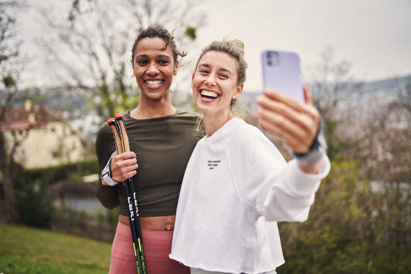 zwei Frauen machen Selfi