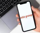 Schriftzug Otto Group auf Handy-Display