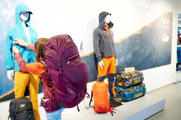 Besucher im MOC München betrachten neue Outdoor-Mode 