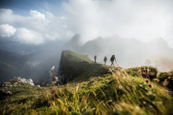 Drei Wanderer in den Bergen 